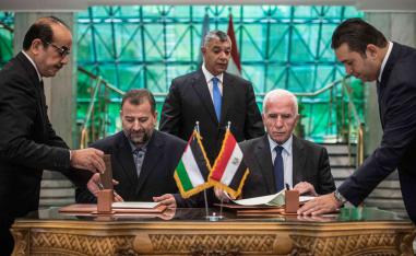 عزام الأحمد عن فتح وصالح العاروري عن حماس يوقعان اتفاقية مصالحة في مقر المخابرات المصرية