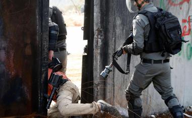 الجيش الاسرائيلي يعتقل فلسطينيا