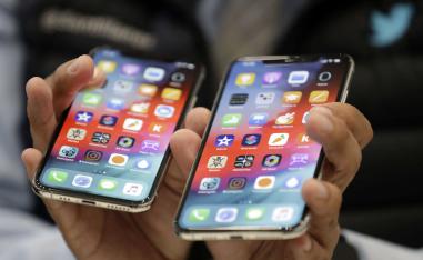 'تن إس' و'تن إس ماكس' جنباً إلى جنب أثناء الحدث للإعلان عن منتجات جديدة في مقر  آبل