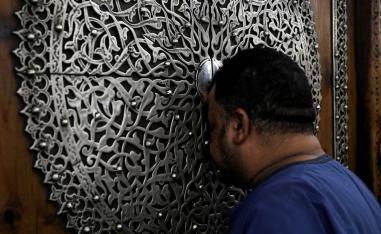 مصري يؤدي زيارة لمرقد الحسين في القاهرة بمناسبة السنة الهجرية الجديدة