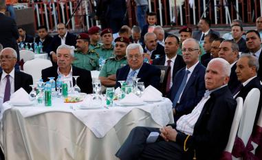 الرئيس الفلسطيني محمود عباس يتوسط مساعديه في حفل في رام الله