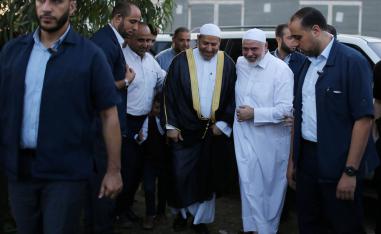 إسماعيل هنية يصل إلى جامع في غزة