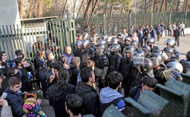 طهران تواجه أزمة اقتصادية حادة أثارت قلاقل كبيرة في الشارع الإيراني
