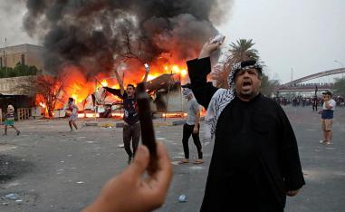 عراقي يتظاهر في البصرة احتجاجا على الفساد وسوء الخدمات