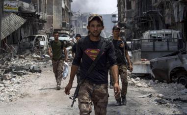 مقاتلون من الحشد الشعبي يتجولون بين خرائب الموصل