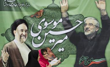 ملصق للرئيس الإيراني خاتمي ومرشح الاصلاح حسين موسوي في انتخابات 2009
