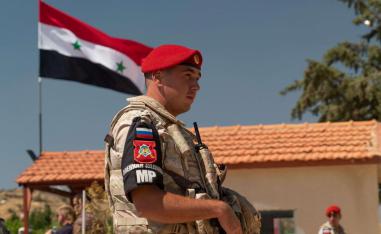 جندي روسي عند معبر حدودي بين سوريا ولبنان