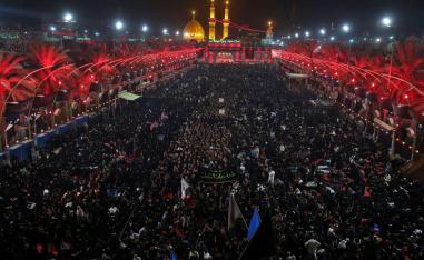 زوار يتجمعون بالقرب من ضريح الحسين في كربلاء يوم عاشوراء