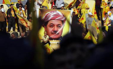 مؤيدون للزعيم الكردي مسعود بارزاني في تجمع انتخابي