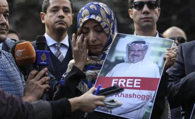 توكل كرمان في تظاهرة أمام القنصلية السعودية في اسطنبول