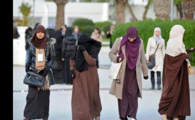 طالبات جزائريات متحجبات تتوسطهن منقبة