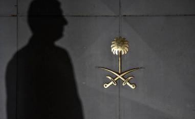 ظل لحارس أمام مدخل القنصلية السعودية في اسطنبول