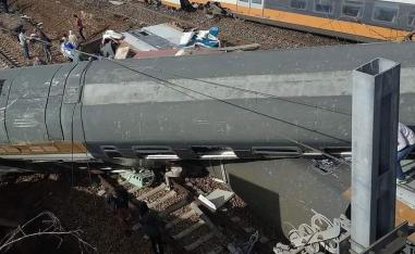 The derailed train 