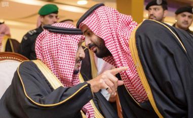 العاهل السعودي الملك سلمان بن عبدالعزيز ونجله ولي العهد الأمير محمد