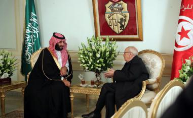 الرئيس التونسي الباجي قائد السبسي في مقدمة مستقبلي ولي العهد السعودي الأمير محمد بن سلمان