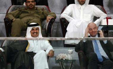 أمير قطر الشيخ تميم بن حمد ورئيس الفيفا جياني إنفانينو