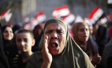مصرية تحتفل بفوز محمد مرسي بالرئاسة في مصر عام 2012