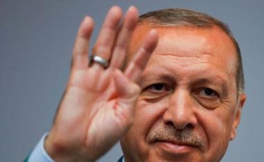 أردوغان يلوح بشعار رابعة الأخواني