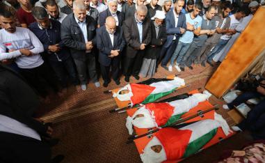 زعيم حماس إسماعيل هنية يحضر جنازة فلسطينيين قتلوا على الحدود مع إسرائيل