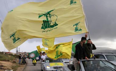 أنصار لحزب الله يستعرضون قوتهم في مرجعيون في جنوب لبنان