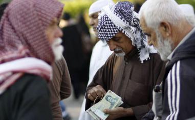 حجاج إيرانيون في العراق يصرفون ريالاتهم
