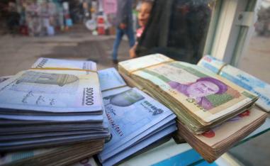 صرافون عراقيون في البصرة يعرضون العملة الإيرانية
