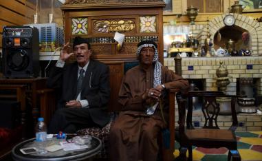 عراقيان يجلسان في مقهى في شارع المتنبي الثقافي في وسط بغداد
