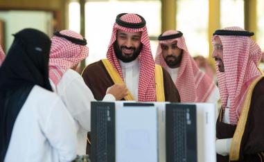 الأمير محمد بن سلمان خلال وضع حجر الأساس لأول مفاعل نووي سعودي