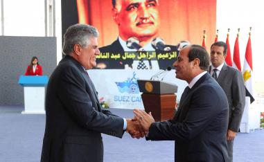 الرئيس المصري عبدالفتاح السيسي يصافح عبدالحكيم ناصر ابن الرئيس المصري الراحل جمال عبدالناصر