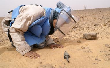 مختص تفكيك ألغام اثناء عمله في الصحراء