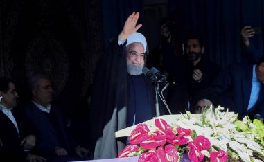 الرئيس الإيراني حسن روحاني يلوح بيده