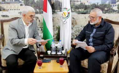 اسماعيل هنية رئيس المكتب السياسي لحماس في غزة والقيادي يحيى السنوار 