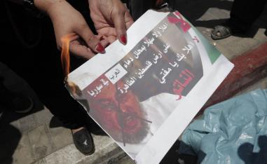 فلسطينيون يحتجون على زيارة الشيخ يوسف القرضاوي لغزة