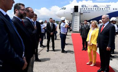 28 December 2018, Brazil, Rio de Janeiro: Israeli Prime Minister Benjamin Netanyahu (R) and his wife Sara (2-R) are seen after landing.