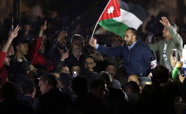 متظاهرون ضد قانون الضريبة في الأردن