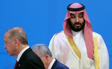 ولي العهد السعودي الأمير محمد بن سلمان يشيح ببصره عن الرئيس التركي رجب طيب أردوغان