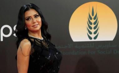 رانيا يوسف لدى حضورها مهرجان القاهرة السينمائي بفستانها المثير للجدل