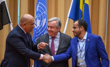 Yemen's FM Khaled al-Yamani (L) and rebel negotiator Mohammed Abdelsalam (R) shake hands
