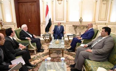 الرئيس اليمني عبدربه منصور هادي والوسيط الأممي مارتن غريفيث يناقشان تطورات هدنة الحديدة