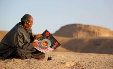 تشكيلي مصري يرسم بالتوابل والطين وأوراق الشجر