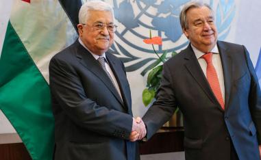 الرئيس الفلسطيني محمود عباس يصافح أمين عام الأمم المتحدة أنطونيو غوتيريس