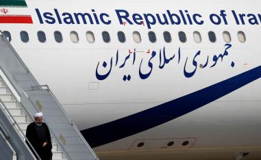 الرئيس الإيراني ينزل من طائرة الرئاسة