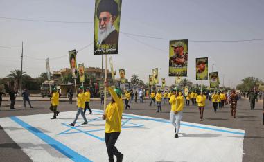 شيعة عراقيون في مسيرة تؤيد إيران وسط بغداد
