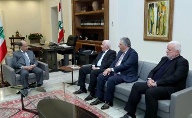 عزام الأحمد مبعوث الرئيس الفلسطيني محمود عباس يبلغ الرئيس ميشال عون اعتذار فلسطين عن حضور القمة الاقتصادية