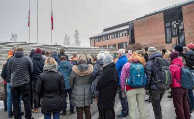 Two minutes of silence in honour of the two murdered women 
