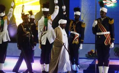 الرئيس السوداني عمر البشير يلجأ إلى حلول ترقيعية مع تنامي الغضب الشعبي