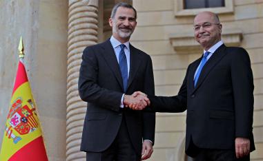 Iraqi President Barham Saleh (R) receives the King of Spain Felipe VI in Baghdad