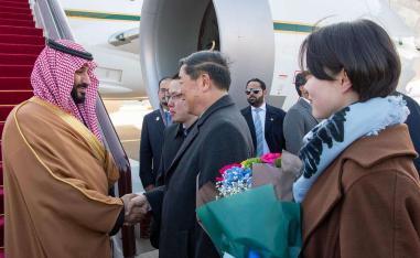 ولي العهد السعودي يلتقي المسؤولين الصينيين