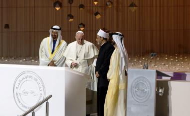 البابا فرنسيس وشيخ الأزهر أحمد الطيب يتوسطان الشيخ محمد بن زايد آل نهيان والشيخ محمد بن راشد آل مكتوم  