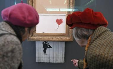 'فتاة البالون' على الجدار مجددا بعد انتحارها الصادم لعالم الفن